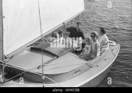 John F. Kennedy la voile sur la Victura avec Jackie (en haut rayé) et Ethel Banque D'Images