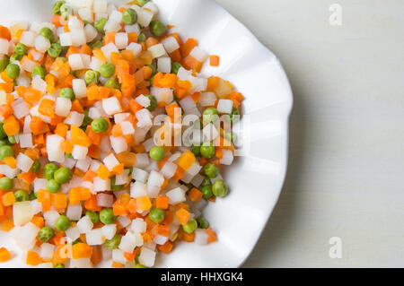 Les légumes cuits sur une assiette de salade de Banque D'Images