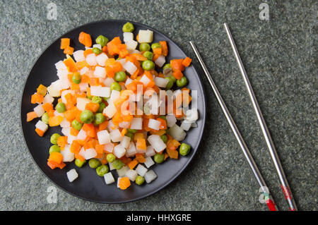 Les légumes cuits sur une assiette de salade de Banque D'Images