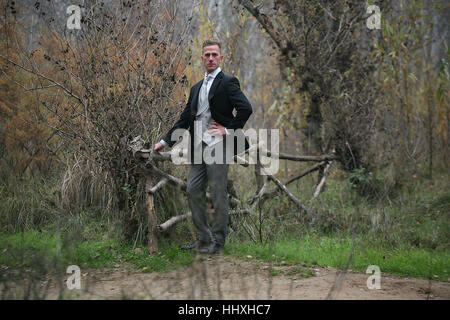 Un homme dans les bois Banque D'Images