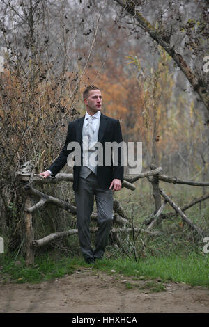 Un homme dans les bois Banque D'Images