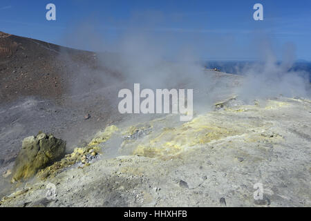 Gaz sulfurés le long de la Gran Cratere de Vulcano, une des îles éoliennes Banque D'Images