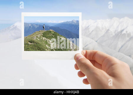 Holding Instant photo sur un fond d'hiver. Banque D'Images