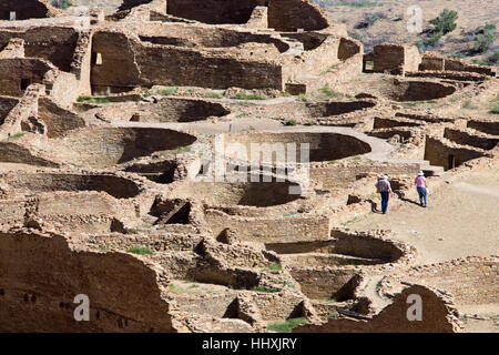 Les personnes âgées se rendant sur Chaco Canyon, Nouveau Mexique Banque D'Images