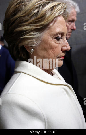 Ancien Sen. Hillary Clinton et l'ancien Président Bill Clinton arrivent sur l'ouest de la capitale américaine avant le vendredi, 20 janvier 2017, à Washington, pour la cérémonie d'inauguration de Donald J. Trump comme le 45e président des États-Unis. (Win McNamee/Piscine Photo via AP) Banque D'Images