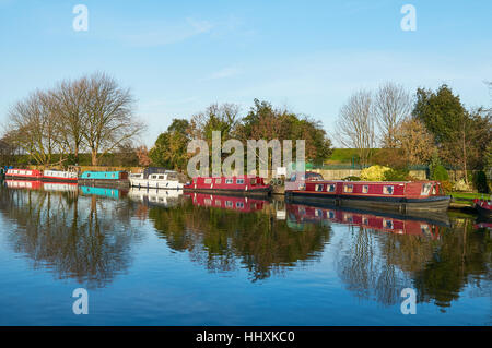 Narrowboats sur la rivière Lea, près de Upper Clapton, nord-est de Londres, UK Banque D'Images