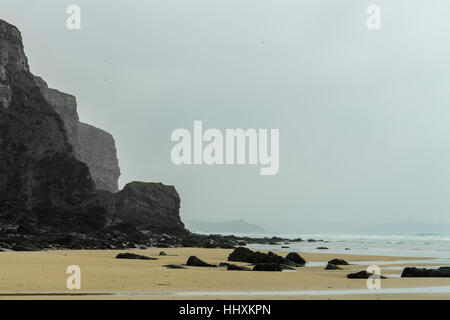 L'océan Atlantique à Watergate Bay, Cornwall, Angleterre. Banque D'Images