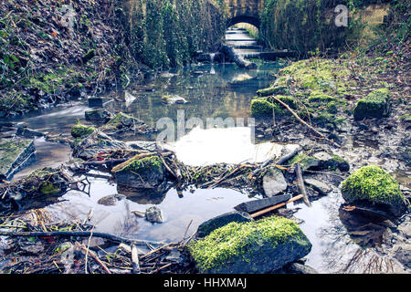 L'eau coule sous un pont Banque D'Images