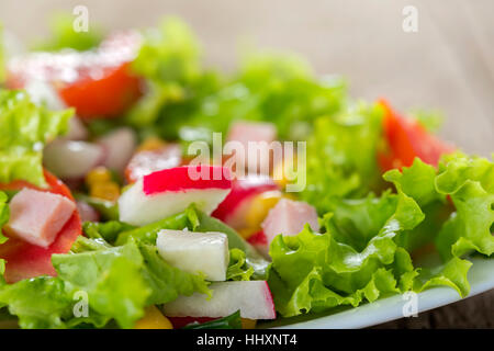 Salade fraîche faite avec du fromage, des légumes et du jambon sur la plaque Banque D'Images