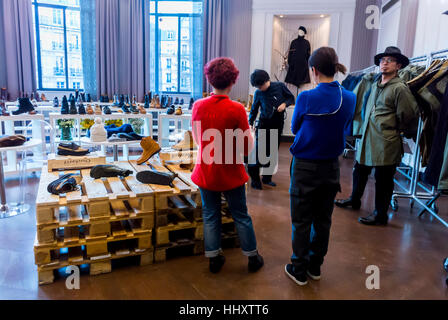 Paris, France, salon international de la mode pour hommes, étiquettes indépendantes, spectacle de capsule, étiquette japonaise « Paris pour hommes AW17 », vêtements d'essai pour hommes, dans le quartier latin, chaussures de shopping Banque D'Images