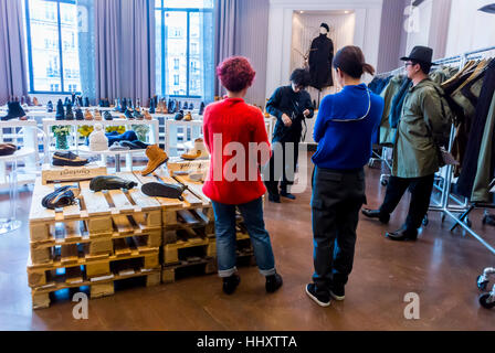 Paris, France, International Men's Fashion Trade Show, labels indépendants, Capsule SHow, 'Paris Men's AW17' le label japonais, l'homme d'essayer des vêtements, au Quartier Latin, Maison de la Mutualité Banque D'Images