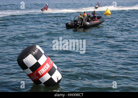 La ligne d'arrivée pour AquaCross courses de jetski, arrêt Esplanade Greenock durant la première Scottish Grand Prix de la mer en 2016. Banque D'Images