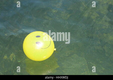 Un ballon jaune perdus ou abandonnés, flotte sur la surface de l'eau à Greenock, au cours de la Scottish Grand Prix de la mer en 2016 Banque D'Images