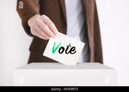 Man putting un bulletin de vote dans une boîte. La tonalité de l'image. Banque D'Images