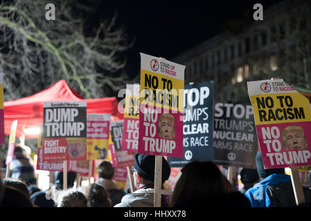 Londres, Royaume-Uni. 20 Jan, 2017. Les protestataires manifester contre l'élection de Donald J. Trump comme 45e président des États-Unis, à l'extérieur de l'ambassade du Royaume-Uni. Des centaines de bannières et affiches ont eu lieu dans le cadre de la statue de l'ancien Président, le général Dwight D. Eisenhower, 34e président des États-Unis. Credit : Alberto Pezzali/Pacific Press/Alamy Live News Banque D'Images