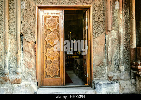 Porte en bois d'entrée à l'église avec des éléments sculptés ornement folklorique Banque D'Images