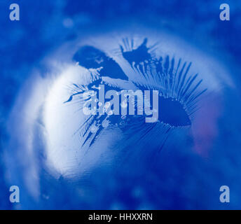 Close-up de la formation de glace sur une bulle de savon Banque D'Images