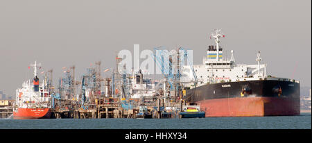 Vue paysage de l'Esso Fawley, Terminal maritime de Southampton Water, Southampton, Hampshire, England, UK Banque D'Images