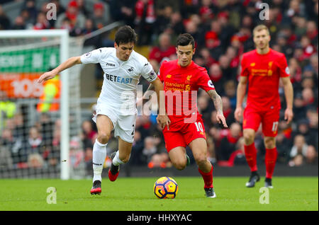 Swansea City's Jack Cork (à gauche) et de Liverpool, Philippe Coutinho bataille pour la balle durant le premier match de championnat à Anfield, Liverpool. Banque D'Images