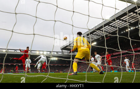 Roberto Firmino de Liverpool marque son premier but de côtés du jeu pendant le premier match de championnat à Anfield, Liverpool. Banque D'Images