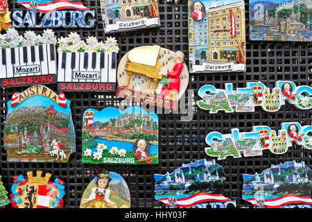 Salzbourg, Autriche - Juillet 4, 2013 : aimants Souvenirs à vendre dans la vieille ville de Salzbourg, en Autriche. Banque D'Images