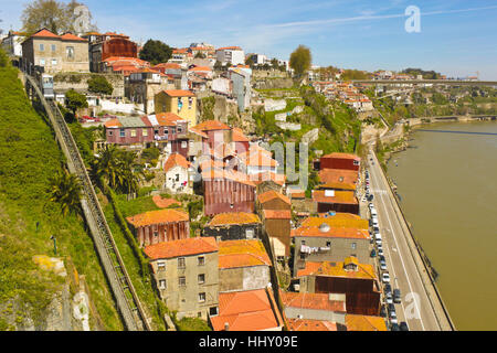 Maisons anciennes et le funiculaire sur la pente de la colline à Porto, Portugal. Banque D'Images