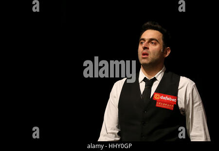 Ronnie O'Sullivan promenades dans la journée pendant sept des Dafabet Masters à Alexandra Palace, Londres. Banque D'Images