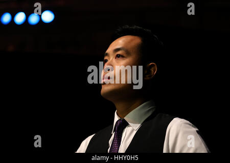 Marco Fu promenades en journée pendant sept des Dafabet Masters à Alexandra Palace, Londres. Banque D'Images