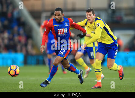 Crystal Palace's Jason Puncheon (à gauche) et l'Everton Ross Barkley en action au cours de la Premier League match à Selhurst Park, Londres. Banque D'Images