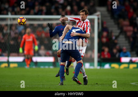 Stoke City's Peter Crouch (droite) et Manchester United, Phil Jones bataille pour la balle durant le match à la Premier League stade Bet365, Stoke-on-Trent. Banque D'Images