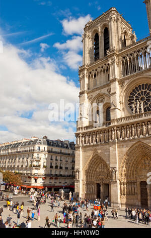 PARIS, FRANCE - 13 septembre 2013 : en face de la cathédrale Notre Dame de Paris - l'un des principaux sites touristiques de Paris. Banque D'Images