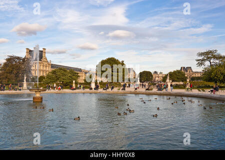 PARIS, FRANCE - 19 septembre 2013 : personnes à pied et se détendre dans de célèbres chaises vertes près de la fontaine dans le jardin des Tuileries - l'un des plus popula Banque D'Images