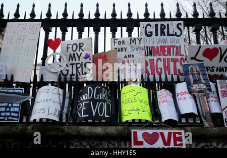 Banderoles sont laissés dans la rue Duncannon, Londres, à la suite d'une marche pour promouvoir les droits des femmes dans le sillage de l'élection américaine. Banque D'Images
