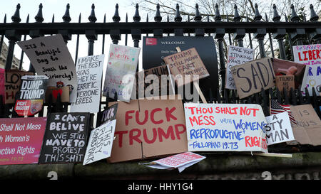 NOTE DU RÉDACTEUR LANGUE SUR PLACARD banderoles de gauche sur Rue Duncannon, Londres, à la suite d'une marche pour promouvoir les droits des femmes dans le sillage de l'élection américaine. Banque D'Images