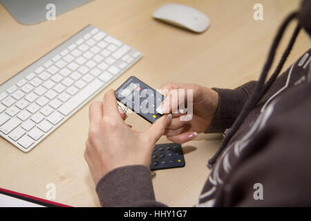 Preston, en Angleterre 12/01/2017 Woman hold login HSBC. Elle est sur le point de s'identifier sur le site bancaire en toute sécurité. Banque D'Images