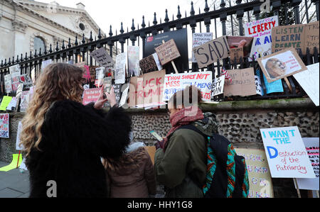 NOTE DU RÉDACTEUR LANGUE SUR PLACARD Femmes photographie banderoles de gauche sur Rue Duncannon, Londres, à la suite d'une marche pour promouvoir les droits des femmes dans le sillage de l'élection américaine. Banque D'Images