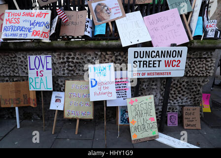 NOTE DU RÉDACTEUR LANGUE SUR PLACARD banderoles de gauche sur Rue Duncannon, Londres, à la suite d'une marche pour promouvoir les droits des femmes dans le sillage de l'élection américaine. Banque D'Images