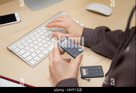 Preston, en Angleterre 12/01/2017 Woman hold login HSBC. Elle est sur le point de s'identifier sur le site bancaire en toute sécurité. Banque D'Images