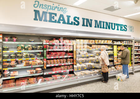 Les personnes âgées shopping pour les repas prêts à supermarché Morrisons, London, England, UK Banque D'Images