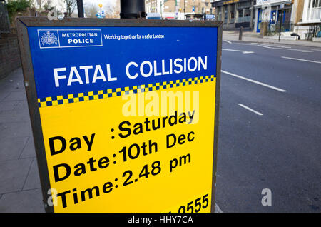 Collision mortelle à côté de police où un adolescent a été tué dans un accident de la circulation, London, England, UK Banque D'Images