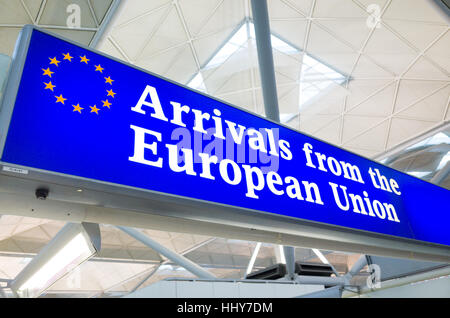 Arrivées à partir de la canal douanier de l'Union européenne à l'aéroport de Stansted, Angleterre, RU Banque D'Images