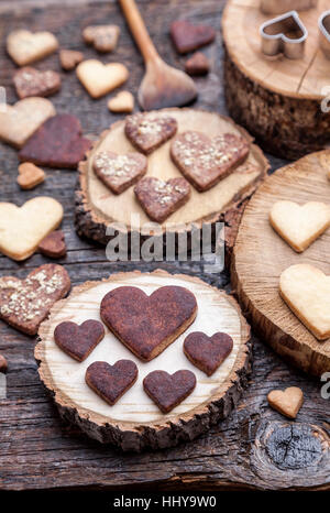 De délicieux cookies en forme de coeur avec l'amour sur fond de bois Banque D'Images