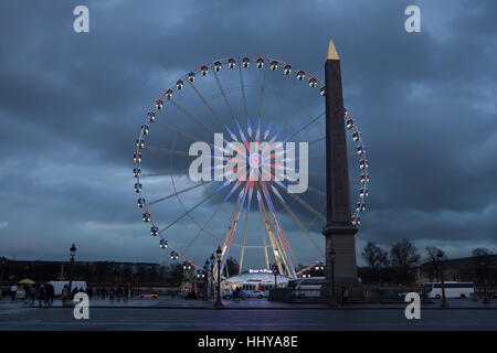 Obélisque de Louxor et la grande roue connue sous le nom de Roue de Paris à la place de la Concorde à Paris, France. La grande roue de 70 mètres a été installé dans la place en novembre 2015, seulement pour dix mois, mais n'a pas été désinstallé à temps. Banque D'Images