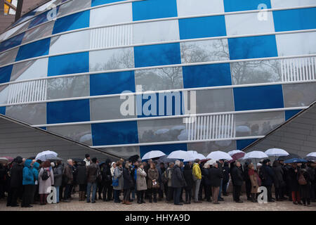 Les visiteurs de la file d'attente à la Fondation Louis Vuitton dans le Bois de Boulogne à Paris, France. Les gens attendent pour le contrôle de sécurité pour visiter l'exposition d'icônes de l'Art Moderne à partir de la Collection de Chtchoukine. L'exposition est présentée jusqu'au 5 mars 2017. Le bâtiment conçu par l'architecte Frank Gehry a été achevé en 2014. Filtres colorés sur la vitre voiles sont l'installation temporaire sur place intitulé Observatoire de la lumière (2016) par l'artiste français Daniel Buren. Banque D'Images