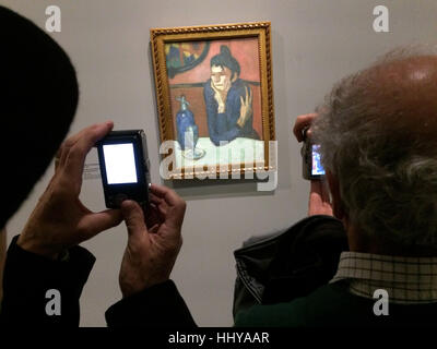 Les visiteurs utilisent des caméras pour photographier le tableau buveur d'Absinthe (1901) de Pablo Picasso présentés à l'exposition d'icônes de l'Art Moderne à partir de la Collection Chtchoukine) par la Fondation Louis Vuitton à Paris, France. L'exposition est présentée jusqu'au 5 mars 2017. Banque D'Images