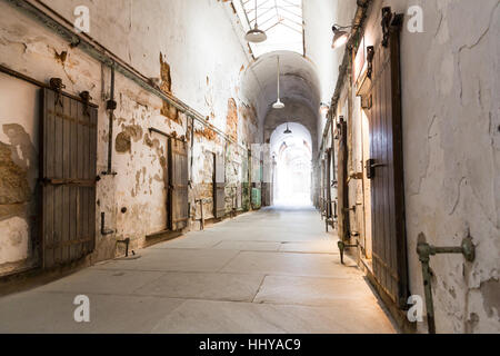 Prison couloir avec des portes verrouillées. Banque D'Images