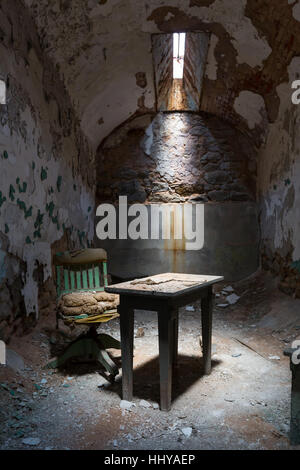 Ancienne cellule de prison avec peu de fenêtre de la lumière du soleil Banque D'Images