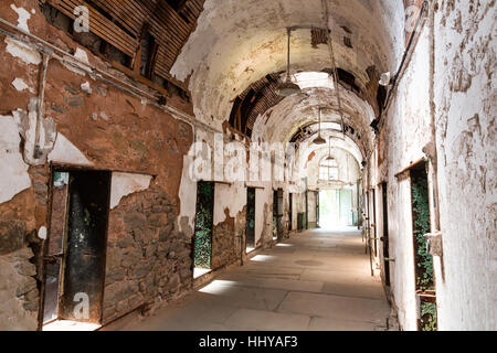 Ancienne prison couloir avec cellules ouvertes. Banque D'Images