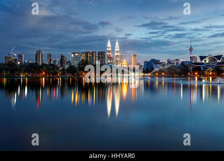 L'horizon de Kuala Lumpur au crépuscule. Banque D'Images