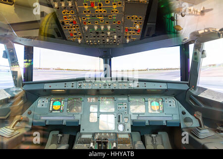 Pilote d'avion à l'intérieur de cabine. Banque D'Images